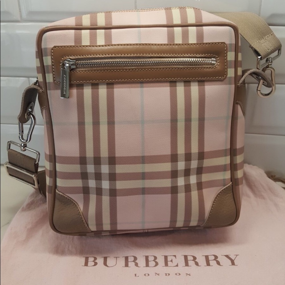 🎉Host Pick🎉 BURBERRY Candy Nova Shoulder Bag - Picture 1 of 8